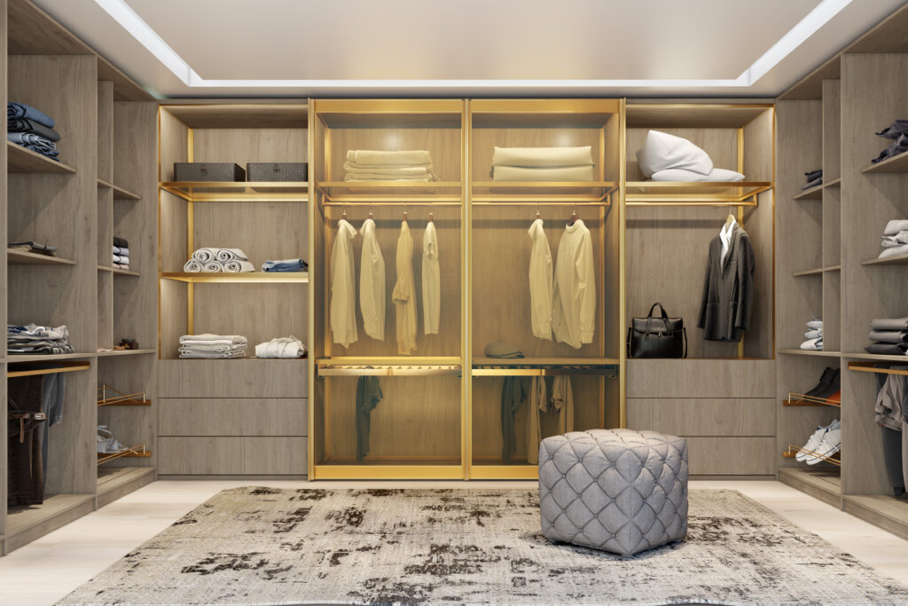 O alumínio apresenta alta resistência e excelente durabilidade em móveis planejados.