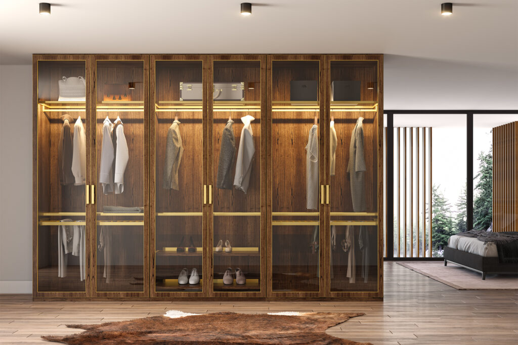 closet planejado com porta de giro de alumínio modelo Masque acabamento desert gold